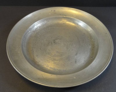 Auktion <br>grosse Zinnschale, Engelmarke, Gebrauchsspuren, D-31 cm [1]