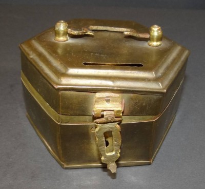 Auktion <br>Messing-Spardose mit Schloss und Schlüssel, H-5,5 cm, 10x10 cm [1]