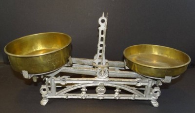 Auktion <br>alte Marktwaage mit Messingschalen, H-23 cm, B-33 cm, Altersspuremn [1]