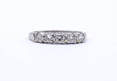 Auktion 352<br>Weißgoldring mit 5 Brillanten, WG 750/000, Brill.zus.ca. 0,6ct., 4,0g., RG 57 [1]