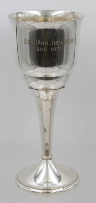 Auktion 369<br>hoher Pokal auf Stand, Gravur 