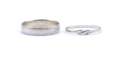 Auktion <br>Zwei Silber Ringe, beide 925, RG 60 u. 56, zus. 2,9g. [1]