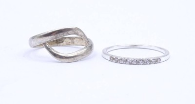 Auktion <br>Zwei Silber Ringe , beide 925, RG 53 (offene Ringschiene) und 53, zus.2,4g. [1]
