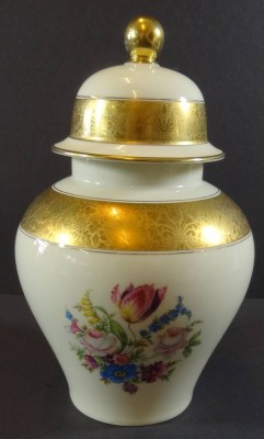 Auktion 344<br>Rosenthal Deckelvase,  Blumen und Ätzgolddekor, H-25 cm [1]