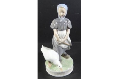 Auktion 317 / Los 1132 <br>gr. Figur "Mädchen mit Gans" Royal Copenhagen, älter, H-24 cm,