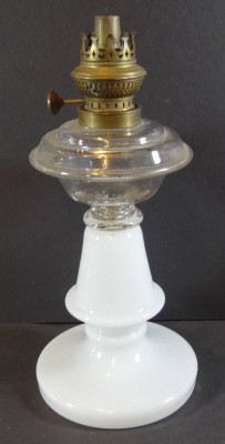 Auktion 339<br>Petroleumlampenstand aus Milchglas, H-32 cm [1]