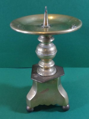 Auktion 369<br>kl. massiver Messingleuchter, H-16 cm [1]
