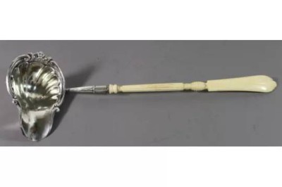 Auktion 368<br>Bowlenkelle, um 1880, Silber (wohl lötig) mit Beingriff, L-38,5cm. [1]