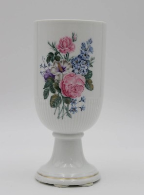 Auktion 345<br>Vase auf Stand, Hutschenreuther, florales Dekor, Marke durchschliffen, H-20,8cm. [1]