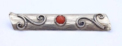 Auktion 375<br>835er Silber Brosche mit Koralle, L. 6,5cm, 7,0g. [1]