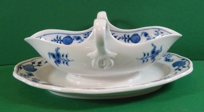 Auktion 361<br>Zwiebelmuster Sauciere, Meissen, Schwertermarke mit Unterstrich, H-9 cm, 21x14 cm [1]