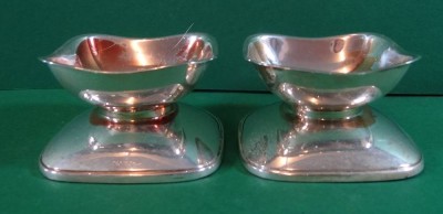 Auktion 357<br>Paar Kerzenhalter, Silber-800-, gefüllter Stand, H-4 cm, Stand 6,5x6,5 cm, zusammen 260 gr. [1]