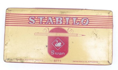 Stabilo-Buntstifte in Blechschachtel, 1950er-Jahre, vollständig, Stifte unterschiedlich weit aufgebraucht, Schachtel mit Dellen, Kratzern, Rostflecken [1]