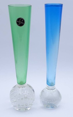 Auktion <br>2x schmale Glasvasen, grün und blau, H. 21cm [1]