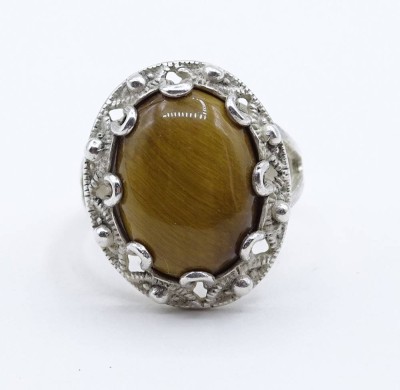 Auktion <br>Silberring, geprüft, mit Tigeraugencabochon, RG 56, 6 gr., mit Altersspuren, reinigungsbedürftig [1]