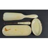 Auktion <br>4 Teile Toilettenset um 1900, Schuhlöffel (beschädigt) Schnürhaken, Kamm-und Seifenschale, Bein [1]