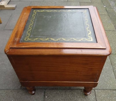 Auktion 357<br>Georgischer  Toilettenstuhl, England, Mahagoni mit Porzellan-Einsatz und  Deckel, Auszug für Füsseabstellen,  bzw. Bettstufe, gut erhalten, H-44 cm, 40x45 cm [1]