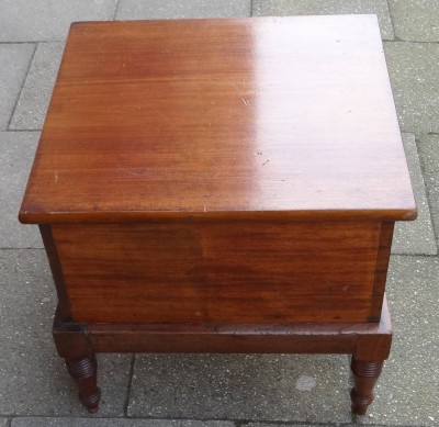 Auktion 357<br>Mahagoni Hocker oder ähnliches mit Klappe, H-45 cm, 45x41 cm [1]