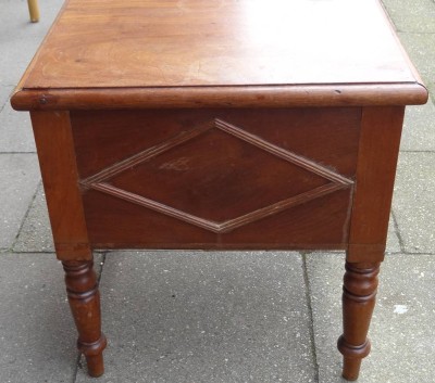 Auktion 357<br>Mahagoni Hocker oder ähnliches mit Klappe, vorne mit Leisten, Gebrauchsspuren, H-48 cm, 44x44 cm [1]