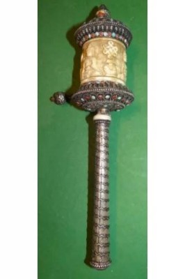 Auktion 369<br>alte Tibetanische Gebetsmühle, Silber, umlaufendes Bein-Relief, besetzt mit roten und blauen Steinen, L-24 cm [1]
