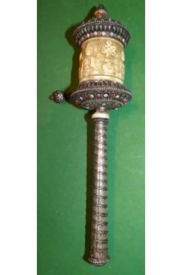 Auktion 369<br>alte Tibetanische Gebetsmühle, Silber, umlaufendes Bein-Relief, besetzt mit roten und blauen Steinen, L-24 cm [1]