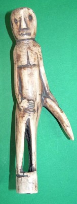 Auktion 369<br>Knochenschnitzerei, Mann mit Pelote Schläger?, H-18 cm [1]