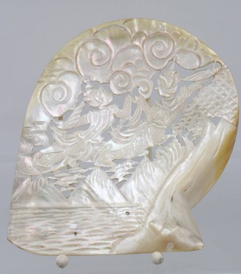 Auktion 369<br>grosse Muschelschnitzerei, wohl Bali, 19x17 cm [1]