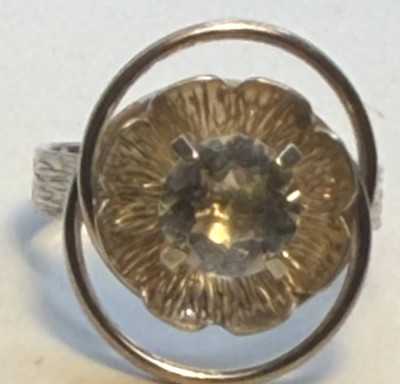 Auktion 373<br>Blütenring mit einem klaren Stein, Silber 835/000, offene Ringschiene, 4,9g., RG 57 [1]