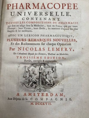Auktion 369<br>Pharmacopée Universelle, contenant toutes les compositions de pharmacie qui sont en usage dans la Médecine, tant en France que par toute l'Europe; leurs Vertus, leurs Doses, les manieres d'operer les plus simples & les meilleurs. Avec un Lexicon in Franztösisch, ca. 750 Seiten plus Anhang, gut erhalten, Pappeinband mit Läsuren,  27x22x6 cm [1]