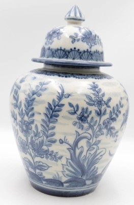 Auktion 364<br>gr. Deckelvase, J.Matos Portugal, florales Bemalung in Unterglasur, H-36,5cm. [1]