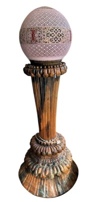 Auktion 372<br>grosse Säulenlampe, Holzstand mit Porzellankuppeln, wohl China, nach Art einer Wunderkugel (3 Kugeln in einem) abnehmbar  auf einer sich drehenden Führung, mit Elektromotor, (wohl defekt) Porzellankuppel tadellos, Holz mit div. Alt-und Spannungsrissen, unter Kuppel umlaufend mit chines. Schriftzeichen beschriftet auf Bronzeband, H-190 cm, D-Stand 70 cm, Kuppel D-ca. 47 cm, ca. 50 kg., wohl 40/50-er Jahre? [1]
