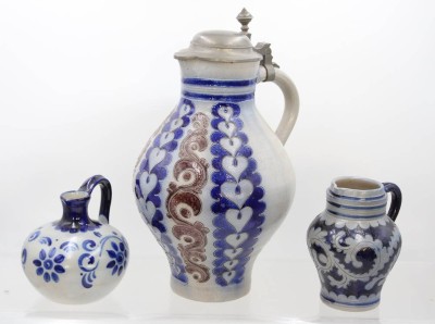 Auktion 369<br>gr. Westerwälder Weinkrug, Ritzdekor, Zinndeckel, älter, sowie 2 kleinere, Salzglasuren, ca. H-13,5 bis 33,5cm [1]