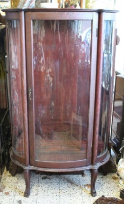 Auktion <br>Vitrine, halbrunde Form, 2 Einlegeböden, restaurierungs bedürftig, H-160cm B-95cm T-40cm [1]