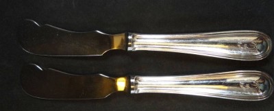 Auktion 368<br>2 Buttermesser mit Silbergriffen -800-, Koch&Bergfeld, L-19,5 cm, zus. 150 gr., neuwertig [1]