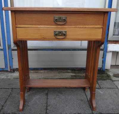 Auktion <br>Nähtischchen um 1920, Eichefurnier, 2 Schubladen, 1x mit Einteilung,  leichte Gebrauchsspuren, H-75 cm, 67x42 cm [1]
