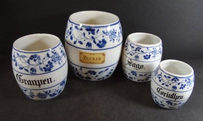 Auktion <br>4x Küchengefässe, Zwiebelmuster, tw. mit Chips etc., H-9 bis 16 cm [1]