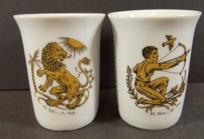 Auktion <br>2 Becher mit Sternzeichen, H-9 cm [1]