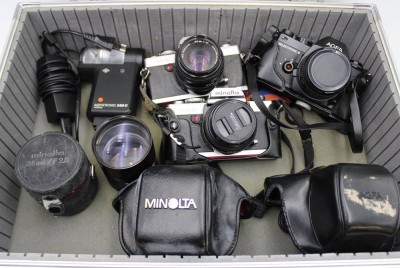 Auktion <br>Konvolut Fotoausrüstung, 3x Kameras, 2x Minolta XG 9 u. Agfa Selectronic 3, sowie etwas Zubehör, Funktionen nicht geprüft, Gebrauchsspuren, in Koffer [1]