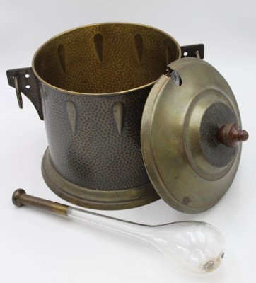 Auktion <br>Art-Déco Bowle mit Heber, Glaseinsatz fehlt, Messing, Deckel leicht verdellt, H-30,cm D-24cm,. [1]