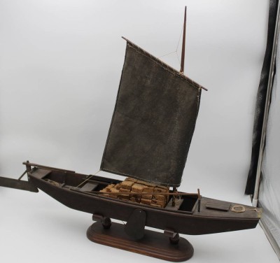 Auktion 338<br>Model eines Torfkahns, Holz, älter, H-62,5cm L-62,5cm. [1]