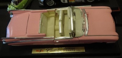 Auktion <br>Maisto - 1:18 Cadillac Eldorado Biarritz, Cabrio 1959, Seitenspiegel und Scheibenwischer fehlen [1]