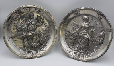 Auktion <br>Paar Jugendstil-Reliefplatten, um 1900, Britannia-Metall, versilbert, 
