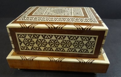Auktion <br>gr. Zigarettendose, Holz  mit Beineinlagen, mit Spieluhr, gut erhalten, funktioniert, H-10 cm, 17,5x13,5 cm [1]