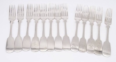 Auktion <br>13x Gabeln , Silber 800/000, Spatenform, unterschiedliche Hersteller, 5x mit Monogramm, L. 21,5cm, zus. 853g. [1]