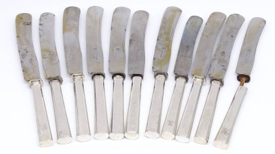 Auktion <br>11x große Messer mit Silbergriffen, 800/000, unterschiedliche Hersteller, 4x mit Monogramm, L. 26,5cm, Alters- und Gebrauchsspuren, 1x Messer defekt [1]