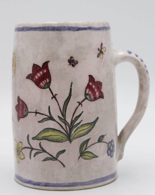 Auktion <br>Bierkrug, älter, florale Bemalung, Boden mit Altriss, H-16,2cm. [1]