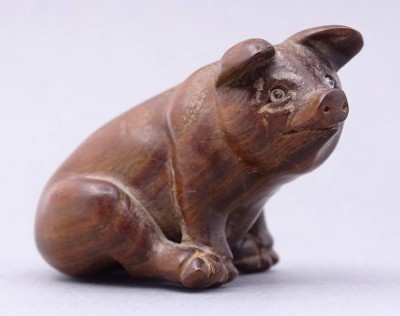 Auktion <br>wohl Netsuke, sitzendes Schwein, Holzschnitzerei, im Boden signiert, H-3,3cm, L-5,0cm [1]