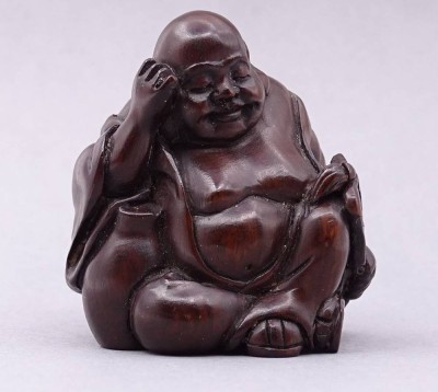 Auktion <br>wohl Netsuke, sitzender Buddha, Holzschnitzerei, im Boden signiert, H-4,3cm [1]