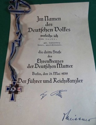 Auktion 338<br>Mutterkreuz am Band mit Urkunde [1]