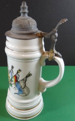 Auktion 338<br>Porzellan Bierkrug mit bayr. Wappen, Lithophanie, alter Zinndeckel mit Widmungsgravur, H-29 cm, D-11 cm [1]